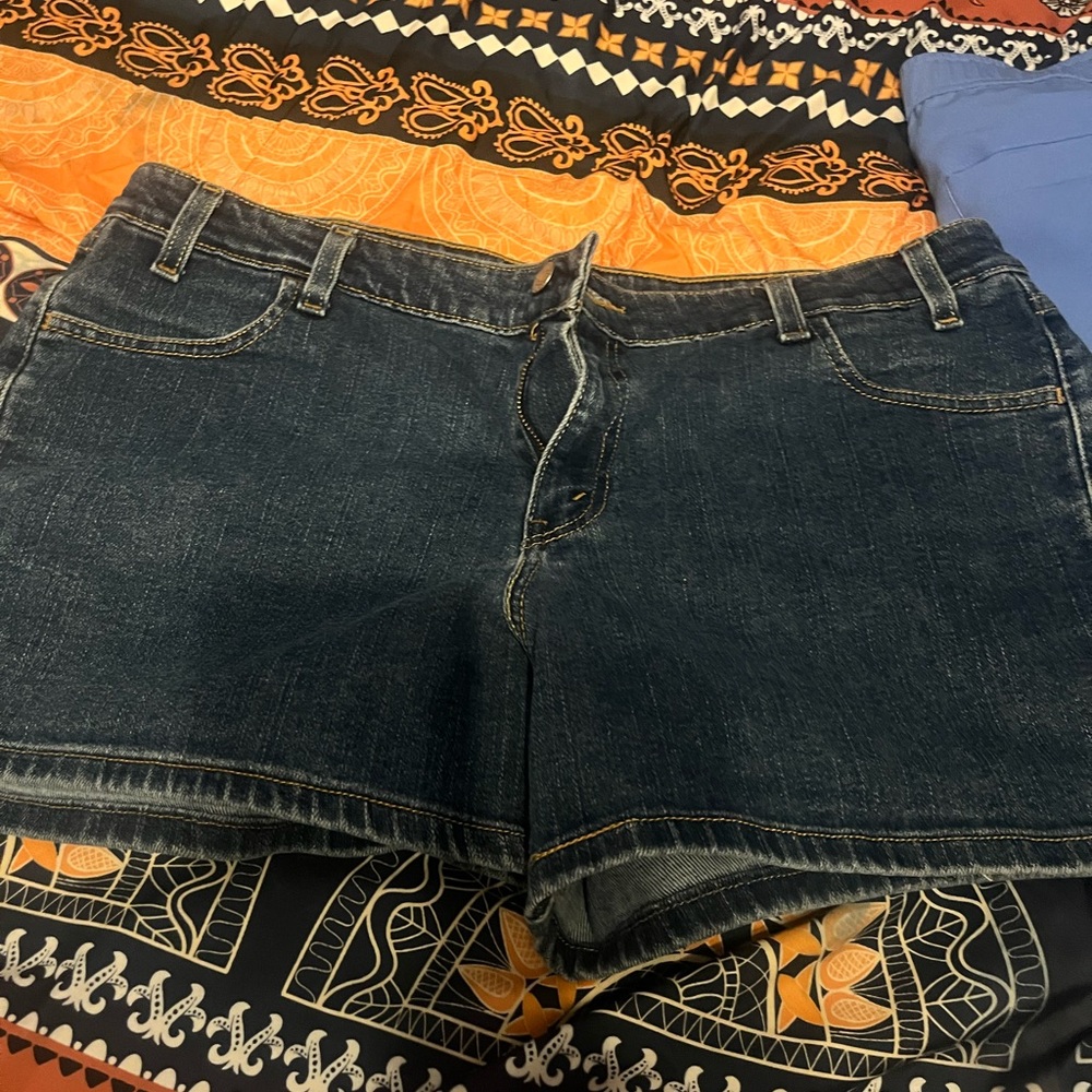 Levi’s Dark Wash Denim Women’s Shorts - Classic Casual